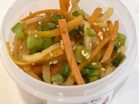 ちゃちゃっと一品☆大根の皮と野菜の彩りきんぴら